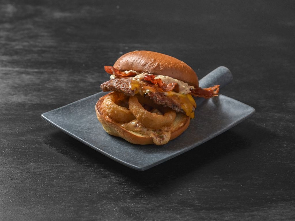 Burger gourmet con onion rings e bacon di Bunker Pescara